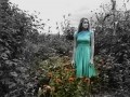DSC_2620GirlInFlowerbed.jpg